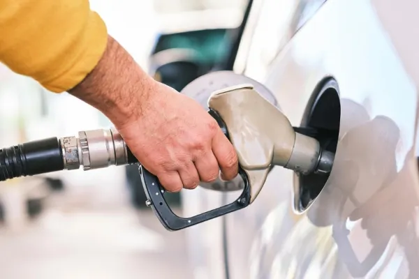 Cum se îmbogățește statul din banii șoferilor. Peste 60% din prețul unui litru de carburant merge la buget