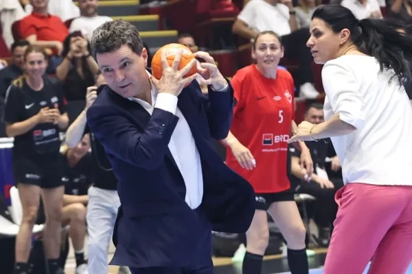 Nicușor Dan a reclamat la CCR legea care impune ca minimum 40% dintre sportivii dintr-o echipă să fie români