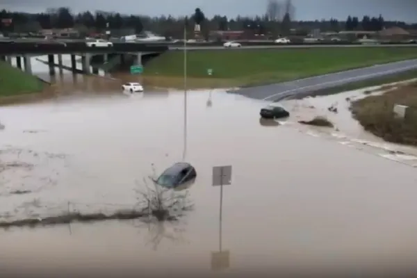 Inundații istorice în SUA și Canada. Oameni, salvați de pe acoperiș
