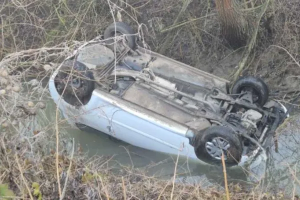 Accident grav în județul Suceava. O femeie a fost rănită, după ce s-a răsturnat cu mașina într-un șanț