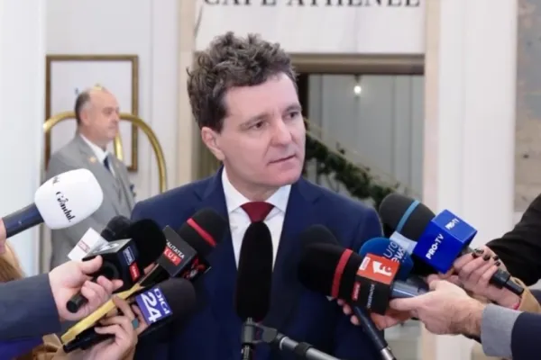 Nicușor Dan, blocat la Paris din cauza vremii rele din țară