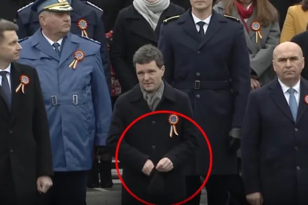 Gafă la parada de 1 decembrie: Nicușor Dan și-a pus mănușile imediat după ce a salutat