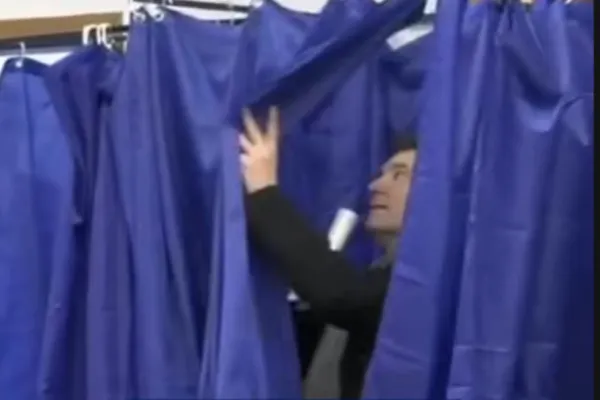 O nouă gafă a lui Nicușor Dan. Președintele s-a rătăcit la vot, în „luptă” cu perdeaua cabinei