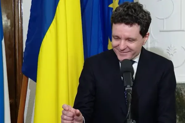 Țara arde, Nicușor Dan hăhăie prin țara lui Moș Crăciun - VIDEO