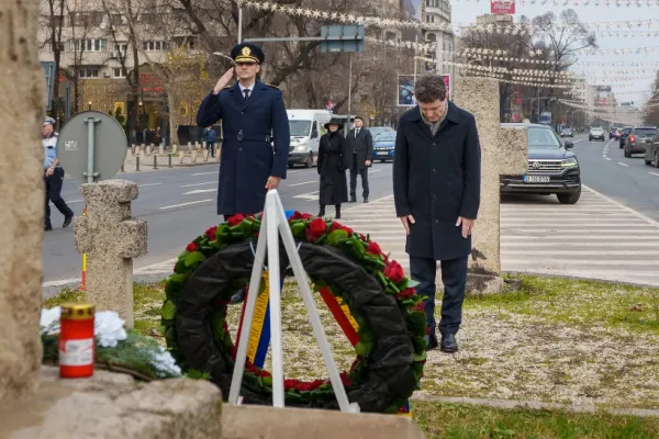 Nicușor Dan a depus o coroană de flori la Monumentul Eroilor Revoluției din București