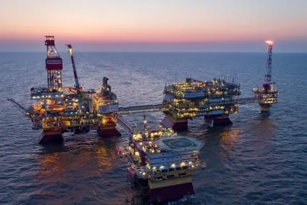 Ucraina atacă din nou instalațiile petroliere rusești din Marea Caspică. Două platforme Lukoil, lovite de drone