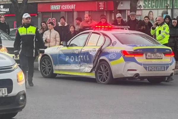 Autospecială de poliţie, implicată în accident rutier în Ploiești. Doi agenţi au fost răniţi