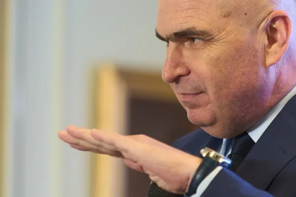 Turneu diplomatic de două zile. Ilie Bolojan pornește spre Viena și bifează o oprire surpriză la Viktor Orban