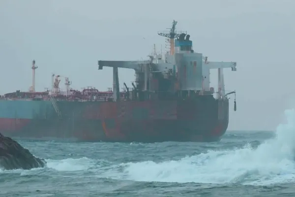 Ceartă pe petrolierul eșuat în Marea Neagră, parte din flota-fantomă a lui Putin. Bulgarii îi acuză pe turci: „Nu este normal”