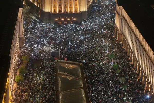 Bulgaria stă pe un butoi de pulbere. Zeci de mii de oameni nemulțumiți de măsurile fiscale cer, în stradă, demisia guvernului - VIDEO