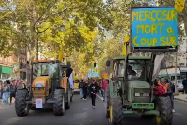 Mobilizare uriașă în Franța! Fermierii au aruncat cu bălegar pe pereții Guvernului