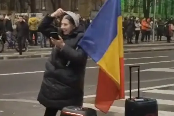 Incident la mitingul din Piața Victoriei. Ce a pățit o protestatară care a venit cu drapelul României și a pus muzică patriotică - Video
