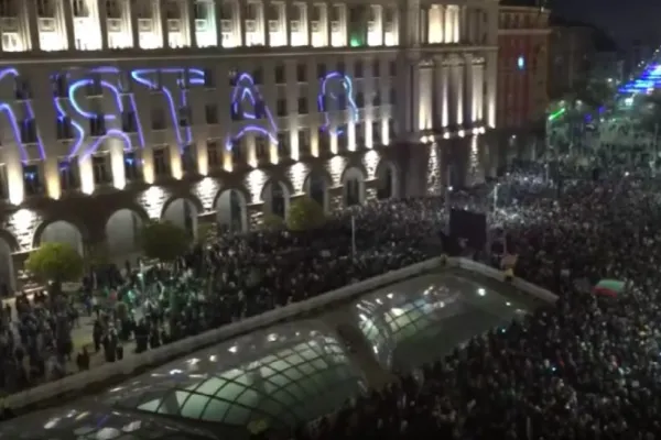 Bulgarii anunță cel mai mare protest din ultimii 30 de ani. Zeci de mii de oameni în stradă, cer căderea Guvernului