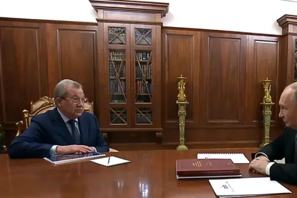 Kremlinul, prins pe picior greșit: amănuntul din biroul lui Putin care contrazice propaganda oficială