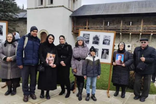 Românii din Ucraina căzuți pe front, pomeniți într-o slujbă emoționantă la Mănăstirea Putna