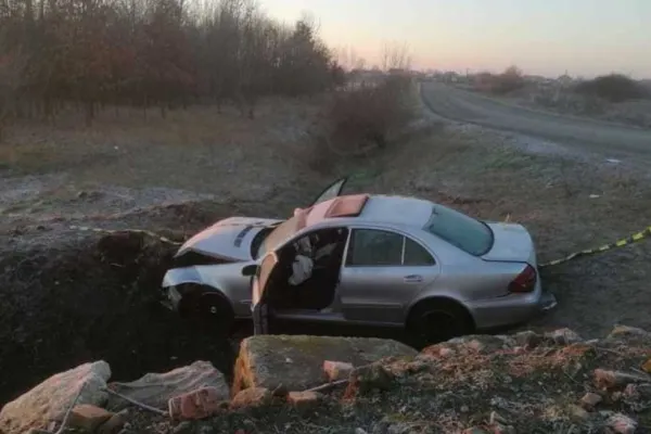 Accident grav în Timiș. Cinci persoane rănite, între care și un copil, după ce maşina în care se aflau s-a răsturnat într-un canal de colectare