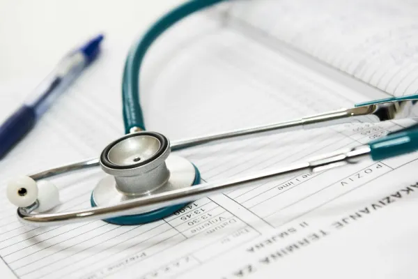 Un medic și o asistentă de la UPU Bacău, sub control judiciar după ce au eliberat concedii medicale false