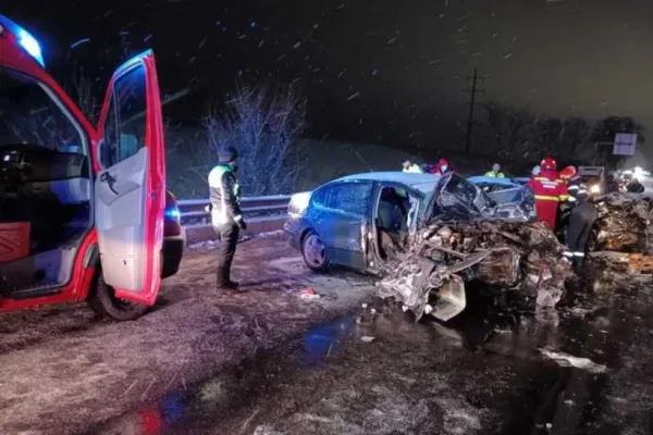 Tragedie în Ajun de Crăciun: un mort și trei răniți după un accident între două mașini