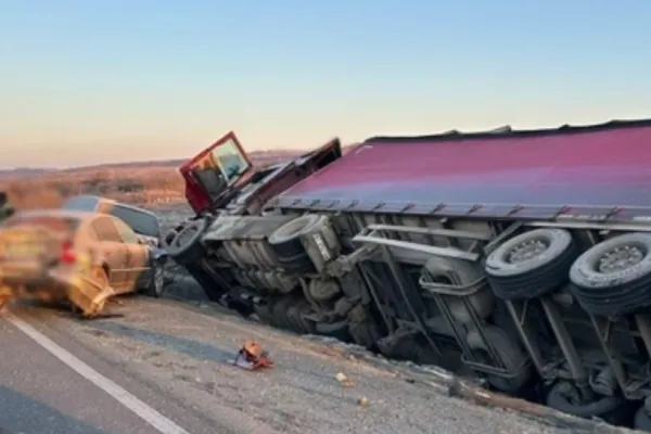 Șofer de TIR, mort pe loc într-un accident cumplit pe centura Lugojului! Camionul s-a răsturnat după ce bărbatul a pierdut controlul volanului