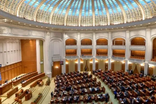 Tensiuni uriașe în Parlament înainte de votul pe moțiune: trei echipe de negociere PNL pentru salvarea Guvernului