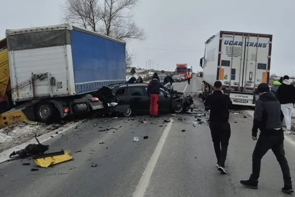 Impact violent pe DN2, la Dărmănești: două victime după un accident rutier. Momentul impactului, surprins de camere VIDEO