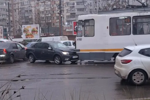 Accident între un tramvai și o mașină în Capitală. Trei linii STB, blocate - FOTO