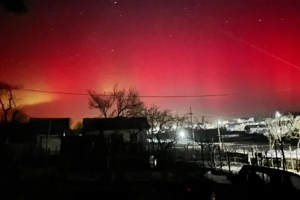 Cerul României, luminat de un fenomen rar: aurora boreală a putut fi observată în mai multe regiuni ale țării
