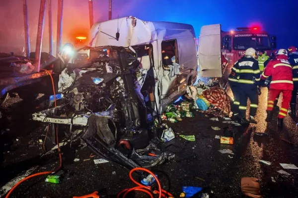 Accident ÎNFIORĂTOR în județul Suceava. Un om a murit, alți trei sunt grav răniți, după ce un microbuz s-a ciocnit cu un TIR – FOTO