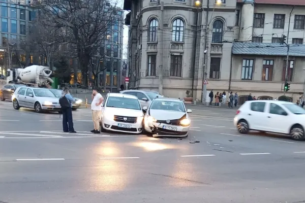 Accident în Capitală. Două autoturisme s-au ciocnit. Traficul îngreunat temporar în zonă - FOTO