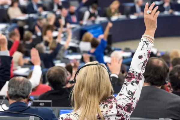 Împrumut fără dobândă pentru Ucraina, dobânzi împovărătoare pentru România. Votul europarlamentarilor români și dubla măsură europeană