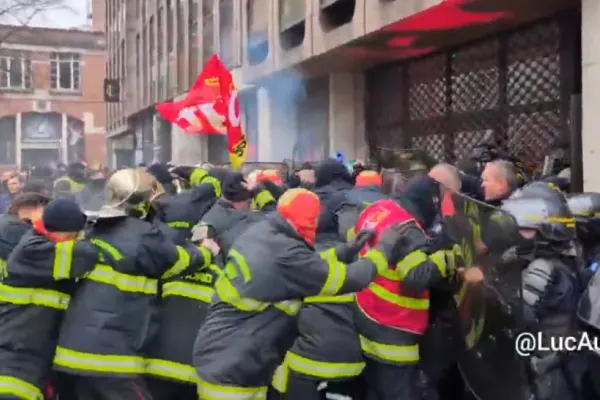 Proteste violente în Franța: pompierii au ieșit în stradă. Imagini șocante VIDEO