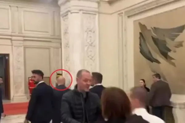 Ofițerul de presă al Guvernului, sancționat după incidentul cu jurnaliștii de pe holurile Parlamentului: salariul, redus cu 5%
