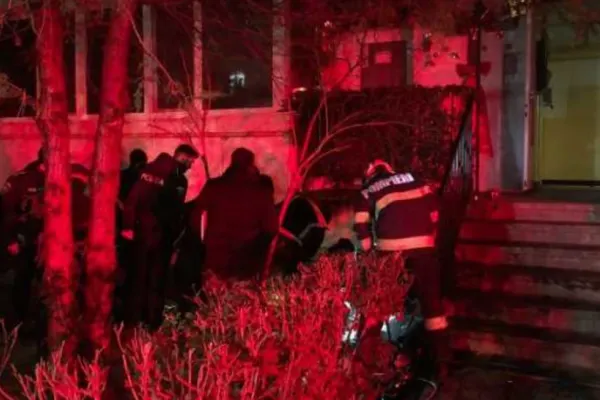 Trupul unui bărbat carbonizat, descoperit în urma unui incendiu la un bloc din Focșani: victima ar putea fi o persoană fără adăpost