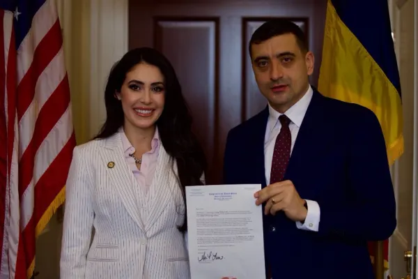 Dovada zdrobitoare că George Simion s-a întâlnit cu oameni apropiați lui Donald Trump. Cum a lăudat-o președintele pe congresmena care l-a primit pe liderul AUR – VIDEO