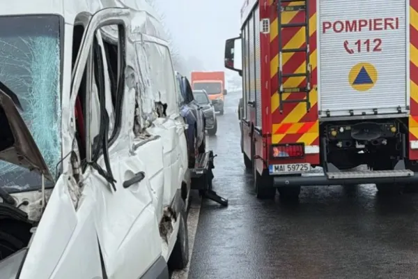 O femeie a murit într-un accident cumplit. Microbuzul se afla s-a izbit violent de un camion, în Cluj