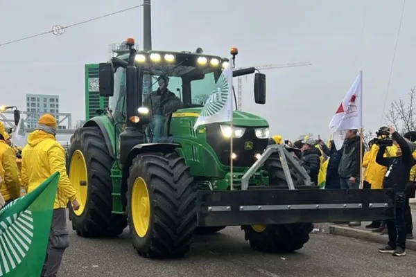 Fermierii români participă la protestul masiv de la Strasbourg, împotriva acordului UE–Mercosur. Protestatarii au pichetat Parlamentul European cu tractoare.  Realitatea PLUS transmite din mijlocul protestatarilor – VIDEO
