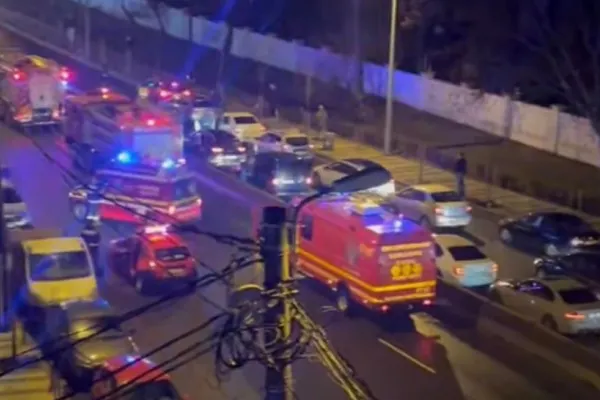 Accident în Capitală: o autoutilitară cu peste 50 de butelii s-a răsturnat. O altă motocicletă, implicată - FOTO