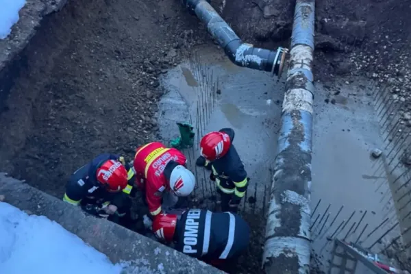 Accident teribil în Alba Iulia. O femeie a căzut într-o groapă de canalizare adâncă de 3 metri - VIDEO