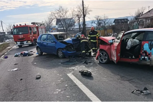 Accident grav pe DN 64, în județul Vâlcea. Două persoane au fost rănite, după ce două mașini s-au ciocnit violent