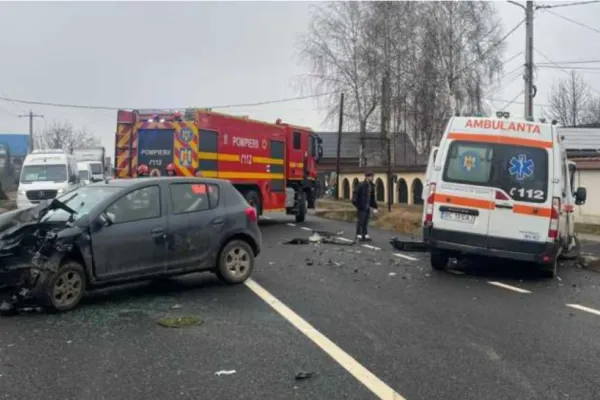 Ambulanță cu pacient, implicată într-un accident rutier în județul Bacău. Cinci persoane au fost rănite
