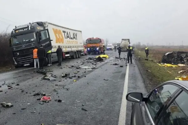 Doi dintre suporterii greci răniţi în accidentul din Timiş, transportați în țara lor cu o aeronavă militară. Slujbă religioasă înainte de repatrierea trupurilor celor șapte morți