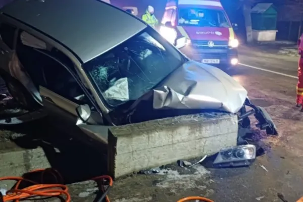 Accident grav în Suceava. Patru tineri răniți, după ce mașina în care se aflau s-a izbit de un cap de pod