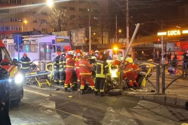 Accident grav în București, la intersecţia dintre Calea Rahovei şi Calea Ferentari. Două persoane au fost rănite