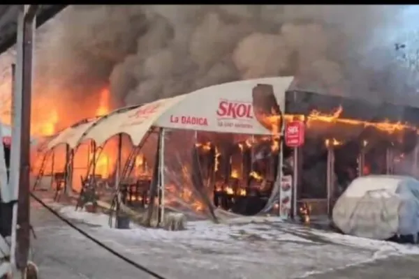 Incendiu puternic la un restaurant din Craiova. Pompierii intervin cu mai multe autospeciale - FOTO