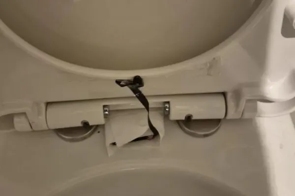 Anchetă a poliției, după ce o cameră video a fost găsită ascunsă în toaleta unui restaurant. O clientă a făcut descoperirea