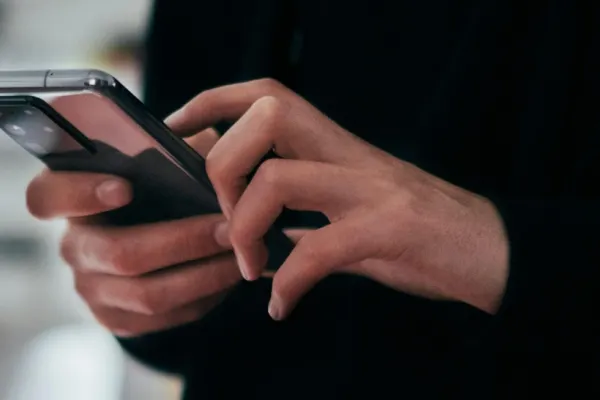 Chatboții cu inteligență artificială pot influența modul în care oamenii văd realitatea, arată un nou studiu