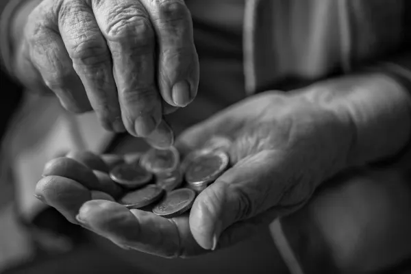 Bătrânețe de lux vs. subzistență. De ce pensionarul român rămâne cel mai vulnerabil din Uniunea Europeană