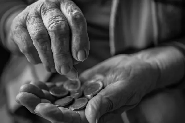 4,9 milioane de pensionari, cu pensiile blocate. FACIAS amenință că va deschide proces împotriva Guvernului