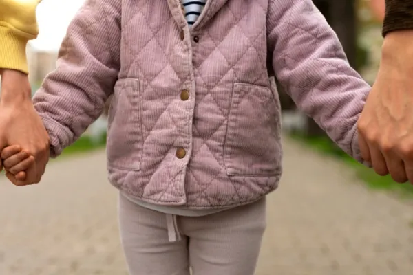 Femeie din Ucraina, prinsă în flagrant în timp ce își vindea copilul de 6 ani