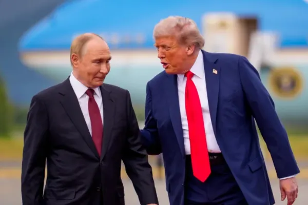 Donald Trump și-a agățat în Casa Albă fotografia alături de Vladimir Putin, realizată la summitul din Alaska